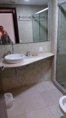 a bathroom with a sink and a shower and a mirror at Flat 718, Villa hípica, Gravatá in Gravatá