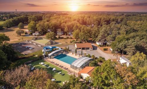 Bazén v ubytování Mobile home 6 personnes Climatisé proche Puy du fou Clisson 800FA nebo v jeho okolí