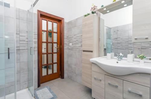 La casa di Aga في كاتانيا: حمام مع حوض ودش ومرآة