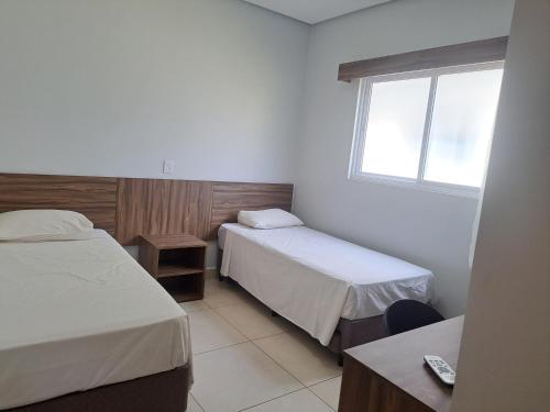 Ένα ή περισσότερα κρεβάτια σε δωμάτιο στο Lagoa Jardins com Café da Manhã e Parque Aquático Incluso