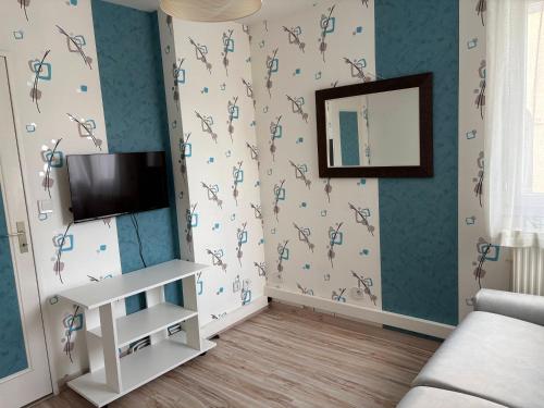 TV a/nebo společenská místnost v ubytování Chambre d'hôtes porte de la Vallée de Chevreuse