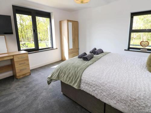 Voodi või voodid majutusasutuse Oaktree Cottage - 3 Bedrooms - Sleeps 6 toas