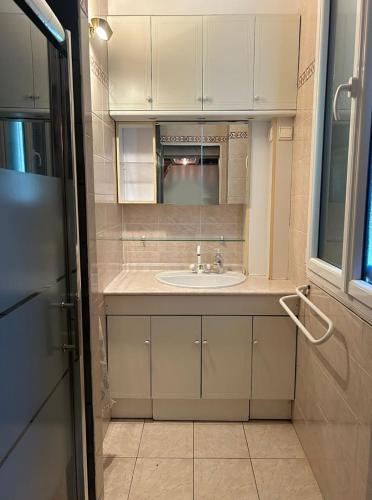 a bathroom with a sink and a mirror at Appart calme avec Parking privé, Métro 3min, 12min Paris in Boulogne-Billancourt