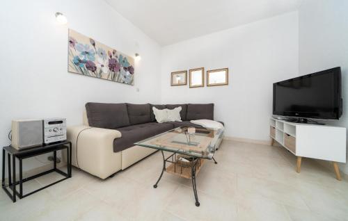 Et tv og/eller underholdning på Amazing Apartment In Selca With Wifi