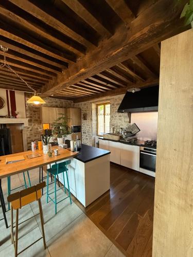een keuken met een tafel en stoelen in een kamer bij Sur Les Roches in Dracy-lès-Couches