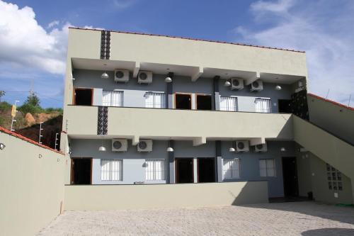 a building with balconies on the side of it at Apartamento novo com ar condicionado e garagem in São Lourenço