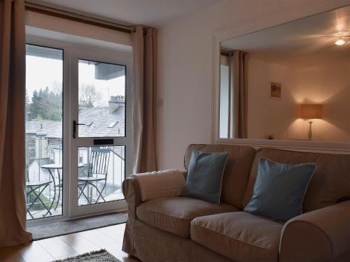 un soggiorno con un divano e una grande finestra di Royal Views a Keswick