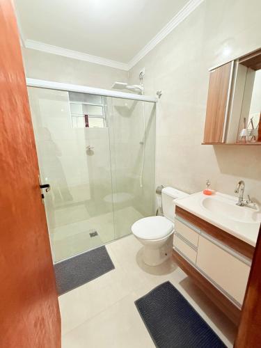 Un baño con ducha, inodoro y lavabo. en Casa com Piscina em Hortolândia, en Hortolândia