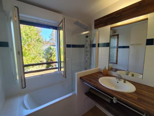 Ένα μπάνιο στο Appartement Le Cocon du Monde