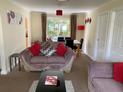 Saint CleerにあるHeligan - B6522のソファとテーブルのあるリビングルーム