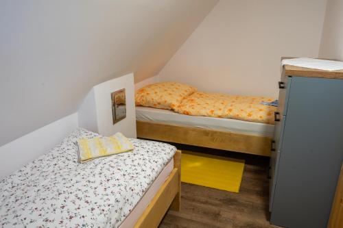 a small room with two beds in a room at U Kováře Matěje in Dřevíkov