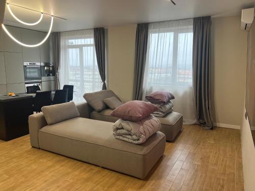 una sala de estar con un sofá y una silla en Перлина Франківська, en Ivano-Frankivsk