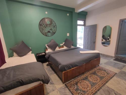 Ένα ή περισσότερα κρεβάτια σε δωμάτιο στο HOM House of MannMauji Riverside kasol