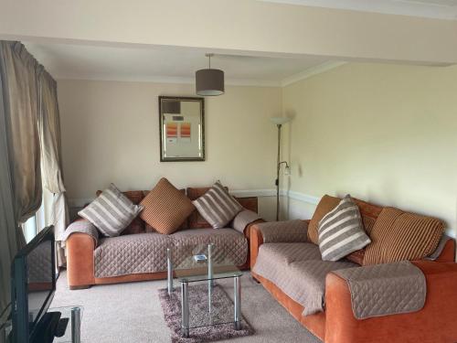 Saint CleerにあるCotehele - B6524のソファ2つとテーブルのあるリビングルーム