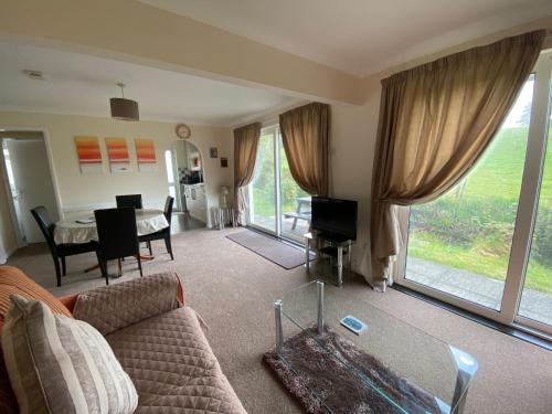 Saint CleerにあるCotehele - B6524のソファとテーブルのあるリビングルーム