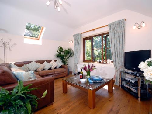 ein Wohnzimmer mit einer Couch und einem Couchtisch in der Unterkunft The Hayloft in Walton West