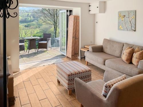 チャードにあるTanlake Barnのソファとテーブルのあるリビングルーム