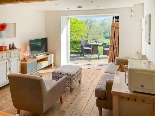 チャードにあるTanlake Barnのソファとテレビのあるリビングルーム