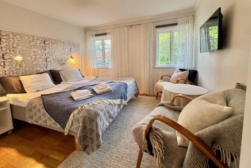 a bedroom with a bed and a couch at Strandlogiet Ljugarn in Ljugarn