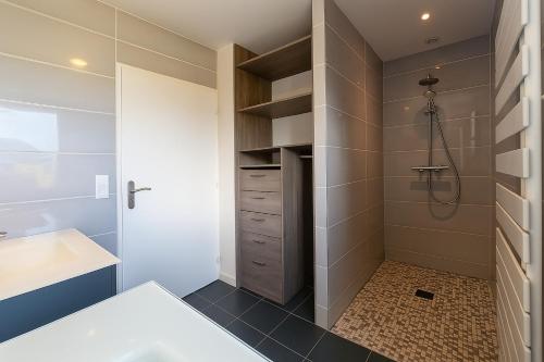 MarinにあるVilla d'architecteの洗面台とシャワー付きのバスルーム