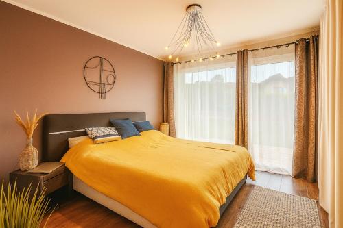 MarinにあるVilla d'architecteのベッドルーム1室(黄色いベッド1台、窓付)