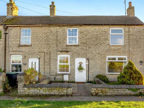 Easton on the HillRed Kite Cottage的砖屋,设有白色门窗