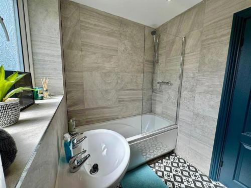 Koupelna v ubytování Family & Pet-Friendly 5pp, Parking, 20 min to City