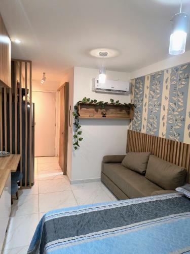 un salon avec un canapé et une table dans l'établissement Porto de Galinhas - Cupe Garden Flat, à Porto de Galinhas