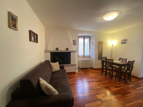a living room with a couch and a table at Piccolo Paradiso in Piuro