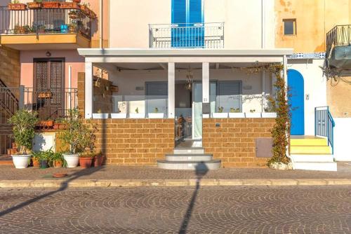 a house on a street with a building at Seahouse Casa vacanze Studiocantieri in Santa Flavia