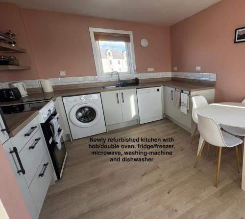 Kuchyň nebo kuchyňský kout v ubytování Breiwick Bay Panorama - 10 min walk to town centre