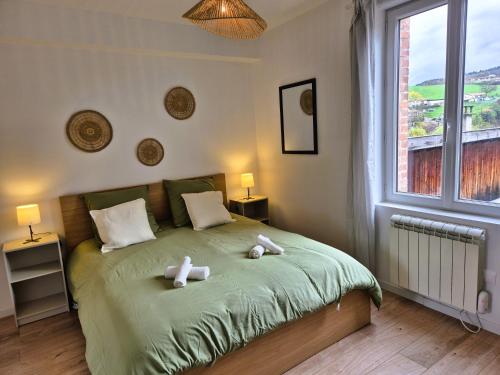 Postel nebo postele na pokoji v ubytování Séjour nature et cosy à 2 pas du Lac des Sapins