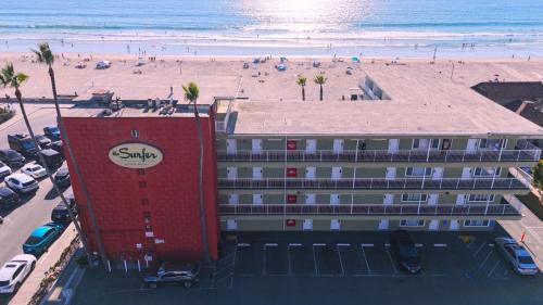 een hotel aan het strand naast een strand bij Surfer Beach Hotel in San Diego
