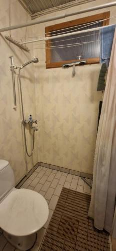 Et badeværelse på Perinnetalo Taivalkoskella