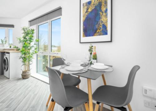 une salle à manger avec une table et des chaises dans l'établissement 2 Bed Apartment - Parking - Sleeps 3 - Netflix 50C, à Sleightholme
