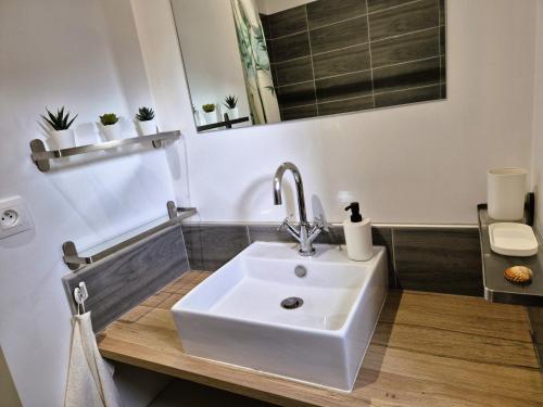 Koupelna v ubytování Séjour nature et cosy à 2 pas du Lac des Sapins