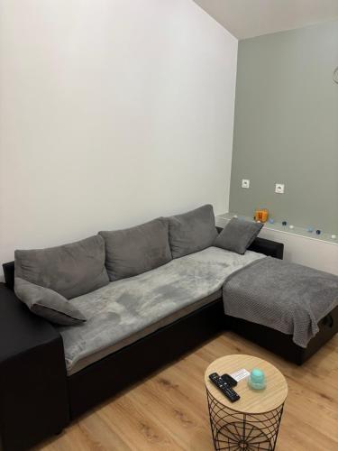 a black couch in a living room with a table at L escapade pro in La Roche-Chalais