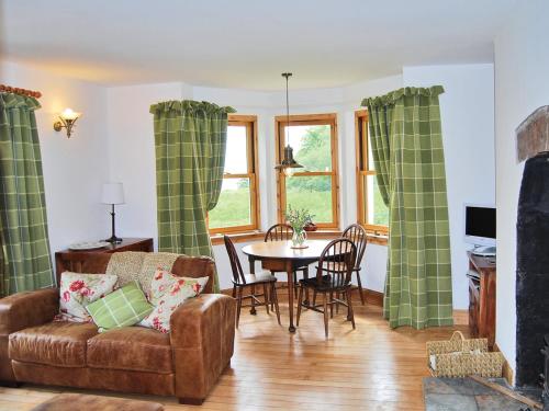 ein Wohnzimmer mit Sofa und Tisch in der Unterkunft Shore Cottage - S4600 in Tarbert