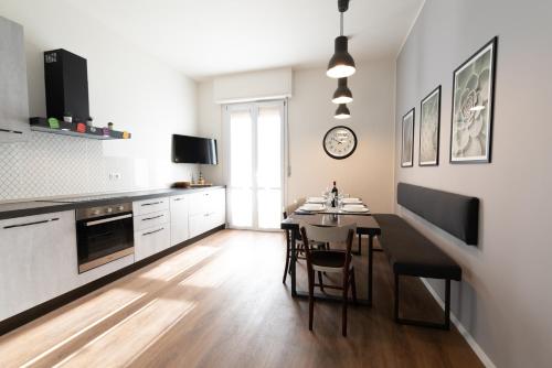 una cucina con un tavolo e una sala da pranzo di SPOT4YOU Firenze, Italy - il posto giusto per te a Scandicci