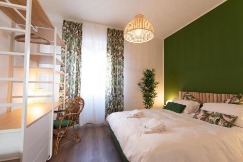 una camera da letto con un letto e una parete verde di SPOT4YOU Firenze, Italy - il posto giusto per te a Scandicci