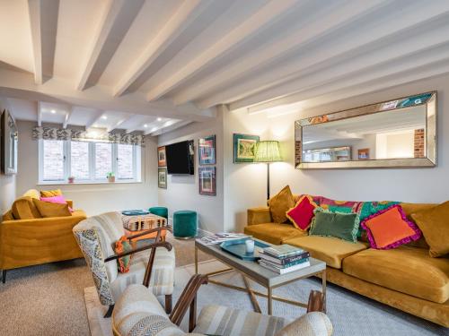 TV a/nebo společenská místnost v ubytování Orchard Farmhouse