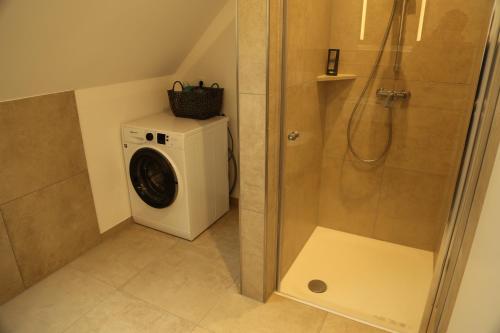NortrupにあるFichteのシャワー付きのバスルームにある洗濯機