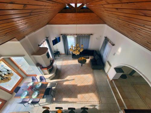 an overhead view of a living room in a house at Erdőparty Vendégház in Tápiószecső