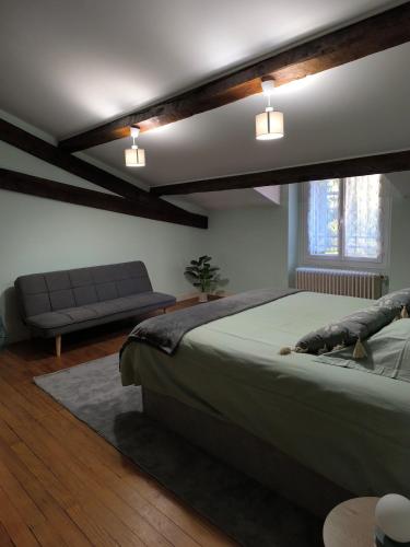 Postel nebo postele na pokoji v ubytování Maison en pierre cosy