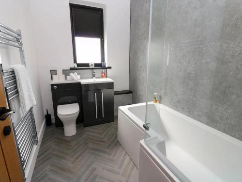 Et badeværelse på Silverbirch Cottage - 3 Bedrooms - Sleeps 6