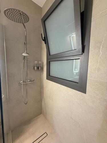 een douche met een raam in een badkamer bij Abitare Retreat in Paphos City
