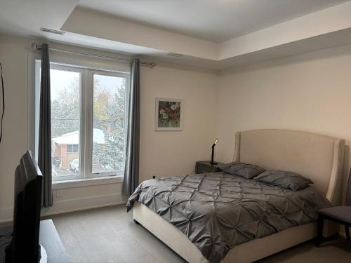 Una cama o camas en una habitación de Cozy Suite in Brand New Luxury Home