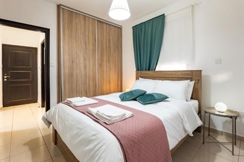 een slaapkamer met een groot bed met handdoeken erop bij Abitare Retreat in Paphos City