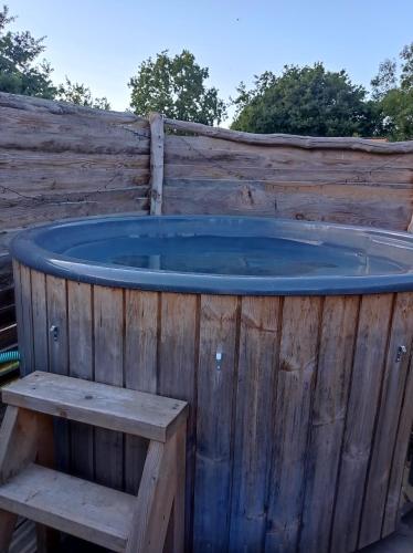 a wooden hot tub with a bench around it at Dôme étoilé in Pléneuf-Val-André
