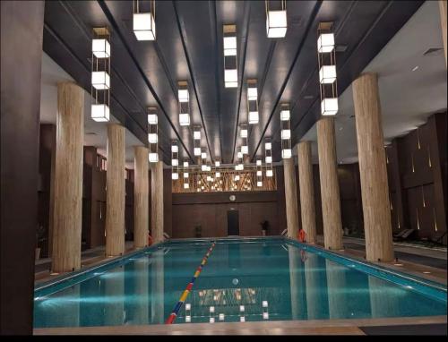 Bazén v ubytování Fior Residence 2BHK nebo v jeho okolí